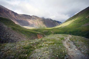 Güzel yaz dağları uçurumları ve mavi gökyüzünde harika bulutlar. 