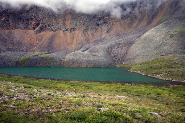 Beaux Paysages Montagne Été Falaises Merveilleux Nuages Sur Ciel Bleu — Photo