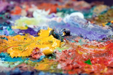 makro ressamın paleti, dokusu farklı renklerde ve doygunluk stüdyosunda karışık yağlı boya.