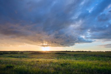 yaz manzara gündoğumu çayır ve dramatik bulutlar gökyüzü üzerinde yol üzerinde