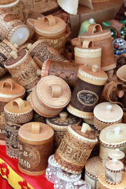 Makro birkaç tueskov huş ağacı kabuğu halk sanatları fuarında toplu ürünlerin depolanması için