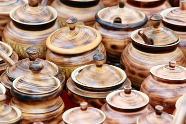 piyasada ahşap kahverengiden yapılmış kapaklar ile birkaç tencere yakın çekim