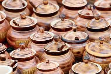 piyasada ahşap kahverengiden yapılmış kapaklar ile birkaç tencere yakın çekim