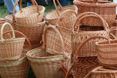 Yakın çekim hasır sepetleri ve doğal malzemelerden yapılan diğer eşyalar.