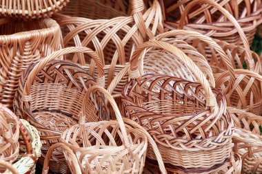 Yakın çekim hasır sepetleri ve doğal malzemelerden yapılan diğer eşyalar.