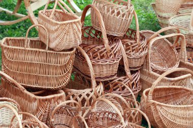 Yakın çekim hasır sepetleri ve doğal malzemelerden yapılan diğer eşyalar.