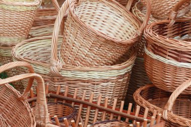 Yakın çekim hasır sepetleri ve doğal malzemelerden yapılan diğer eşyalar.