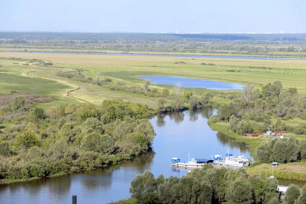 Schöne Sommerlandschaft Schiffbarer Fluss Tal Felder Und Wälder Die Aussicht — Stockfoto