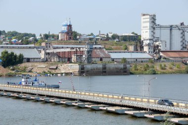 Berrak bir günde Birsk yakınlarındaki White nehri üzerindeki yaz manzaralı köprü.