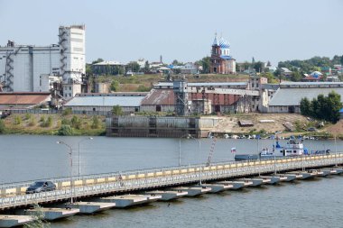 Berrak bir günde Birsk yakınlarındaki White nehri üzerindeki yaz manzaralı köprü.