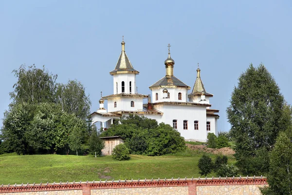 Літній Пейзаж Монастир Біля Лісу Ясний Безхмарний День — стокове фото