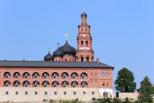 Convento Paesaggistico Estivo Vicino Bosco Una Giornata Limpida Senza Nuvole — Foto Stock