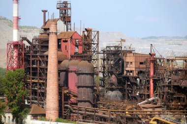 Yazın bulutlu bir günde endüstriyel arazi büyük metalürjik fabrikalar