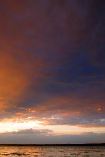 Közeli Kép Elszigetelt Gyönyörű Fényes Felhők Naplementekor Háttérben Kék — Stock Fotó
