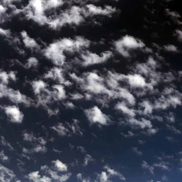 Zblízka Krásné Cirrus Mraky Proti Modré Obloze Létě — Stock fotografie