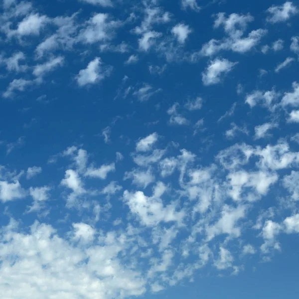 Yazın Mavi Gökyüzüne Karşı Güzel Sirrus Bulutlarının Yakın Çekimi — Stok fotoğraf