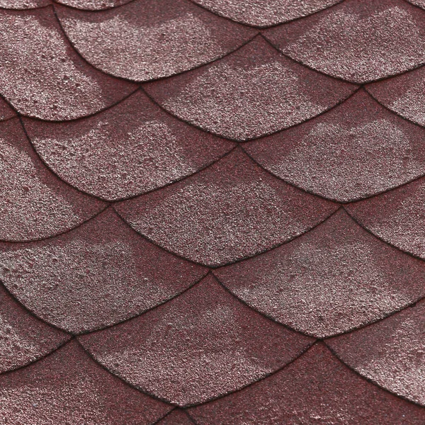 在阳光下呈淡红色的屋面瓷砖的特写纹理碎片 — 图库照片