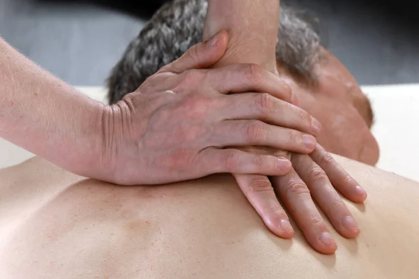 Geïsoleerde Close Van Handen Van Masseur Vrouw Rug Van Man — Stockfoto