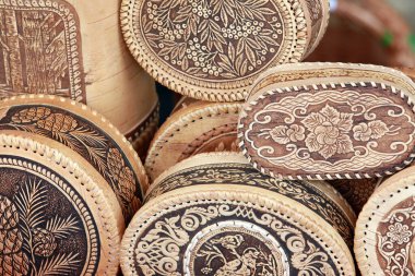 Makro birkaç tueskov huş ağacı kabuğu halk sanatları fuarında toplu ürünlerin depolanması için