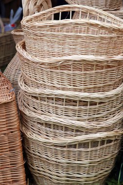 Yakın çekim hasır sepetleri ve doğal malzemelerden yapılan diğer eşyalar.