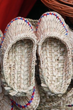 Doğal malzemeden yapılmış el yapımı ayakkabı desenleri.