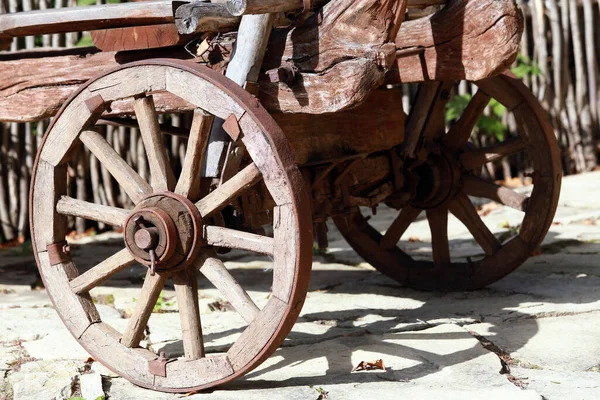 Primer Plano Una Rueda Viejo Carro Madera Con Partes Oxidadas — Foto de Stock