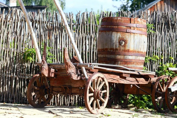 Close Grande Barril Madeira Velho Com Anéis Metal Enferrujado Aldeia — Fotografia de Stock