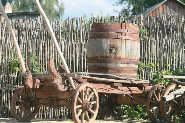 Gros Plan Vieux Tonneau Bois Avec Des Anneaux Métal Rouillé — Photo