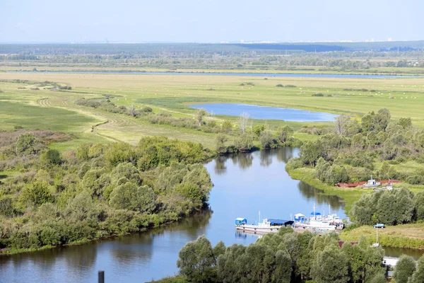 Schöne Sommerlandschaft Schiffbarer Fluss Tal Felder Und Wälder Die Aussicht — Stockfoto