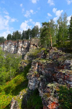 Yaz dağı manzarası Urallar 'daki İdrissova Mağarası, nehir ve orman güneşli bir günde tepeden manzara
