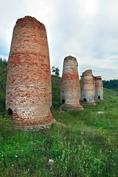 Abandonados Ruínas Fornos Tijolo Vermelho Nos Urais Verão — Fotografia de Stock