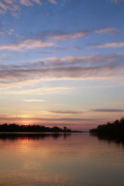 Nehrin üzerinde manzara resimli günbatımı sessiz bir sonbahar akşamı