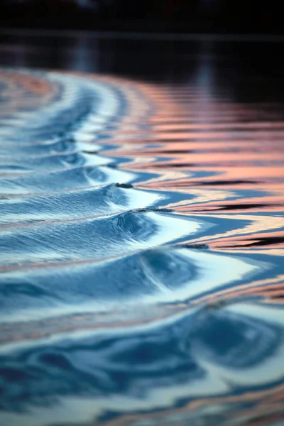 Close Geweldig Golvend Spoor Van Boot Rivier Bij Zonsondergang — Stockfoto