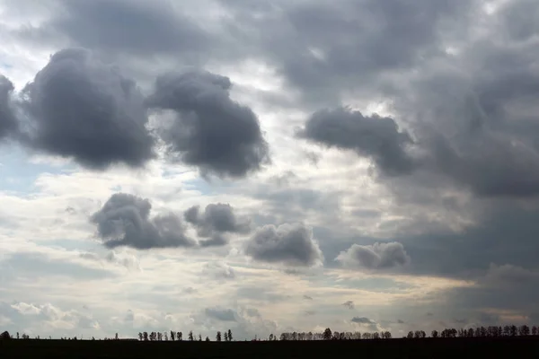 Piękne Dramatyczne Chmury Kumulujące Przeciw Błękitnemu Niebu — Zdjęcie stockowe