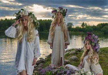 Ulusal gelenek, Belarus ulusal ayini, ulusal giysili güzel kızlar.