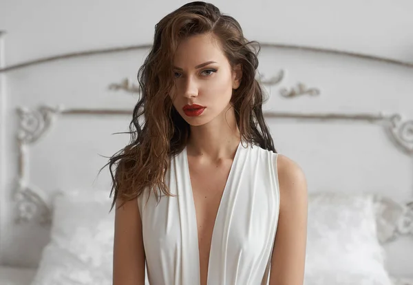 Sexy Junges Mädchen Weißer Badebekleidung Posiert Hause Langweilig Und Aufgebracht — Stockfoto