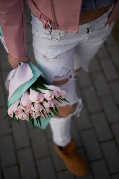 Красивая Милая Блондинка Букетом Нежных Розовых Цветов Тюльпана Закате — стоковое фото