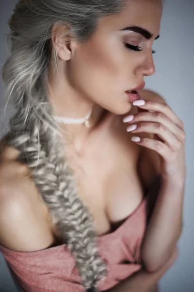 Perfeito Retrato Menina Beleza Com Pigtail Cabelo Totalmente Loiro Perfeito — Fotografia de Stock