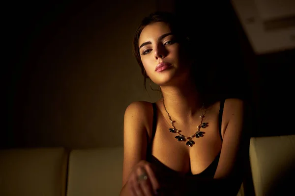 Sexy Ragazza Bruna Lingerie Incredibile Guardare Posa Voi Sul Divano — Foto Stock