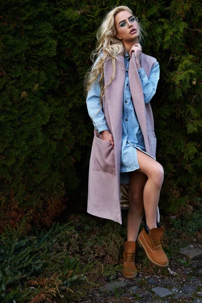 Młoda Ładna Blondynka Dziewczyna Spacery Świeżym Powietrzu Zimie Tkaniny Pomocą — Zdjęcie stockowe