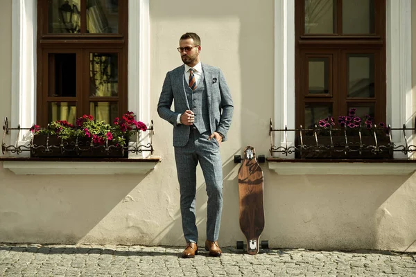 Hombre Negocios Europeo Moda Suite Perfecta Caminar Por Calle Utilizando — Foto de Stock