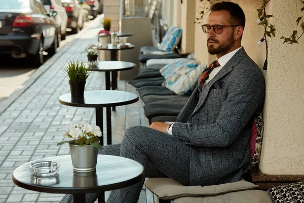 Hombre Negocios Europeo Moda Suite Perfecta Caminar Por Calle Utilizando — Foto de Stock