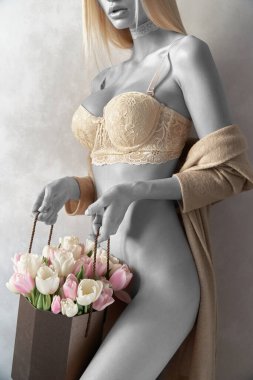 Güzel, sarışın, mavi gözlü, seksi bej iç çamaşırlı, bahar çiçekli, açık pembe ve beyaz renkli bir kadın hediye kutusunda senin için hazırlandı.