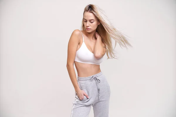 Mulher Bonita Estilo Esporte Olhar Com Pele Bronze Top Branco — Fotografia de Stock