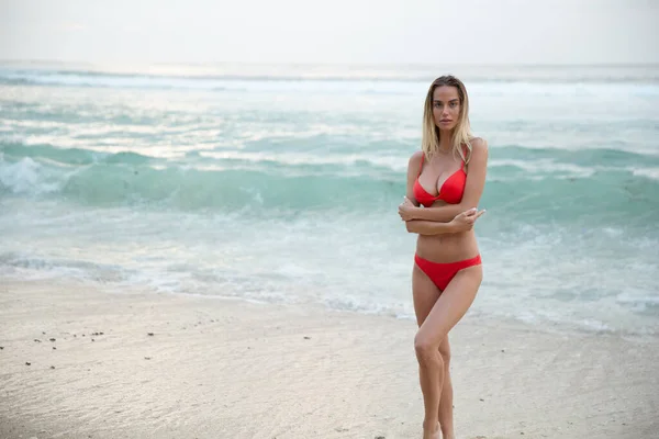 Krásná Sexy Dívka Model Relaxovat Bílé Písečné Pláži Červených Bikinách — Stock fotografie