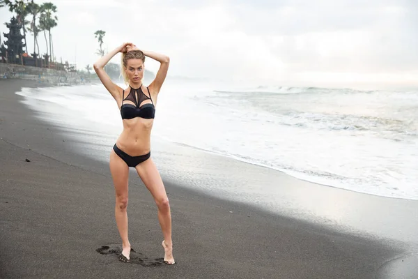 Krásná Sexy Dívka Model Leží Černé Písečné Pláži Černé Plavky — Stock fotografie