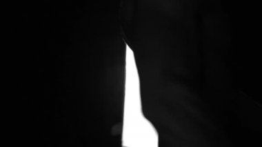 Güçlü vücut geliştirici kontrastlı ışık altında poz veriyor ve antrenman yapıyor. Vücudu ve üzerindeki tüm kasları su altında ve yavaş yağmurda gösteriyor.