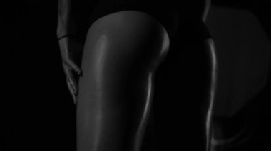 Güçlü kasları olan güzel bir kız su altında poz veriyor ve antrenman yapıyor. Vücudu ve içindeki her kası gösteriyor.