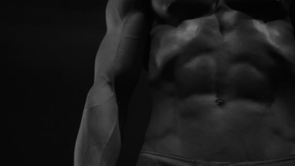 Sterke Bodybuilder Poseren Trainen Contrast Licht Toont Zijn Lichaam Elke — Stockvideo