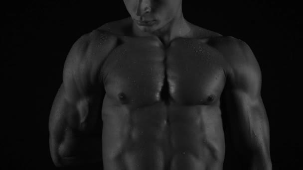 Sterke Bodybuilder Poseren Trainen Contrast Licht Toont Zijn Lichaam Elke — Stockvideo